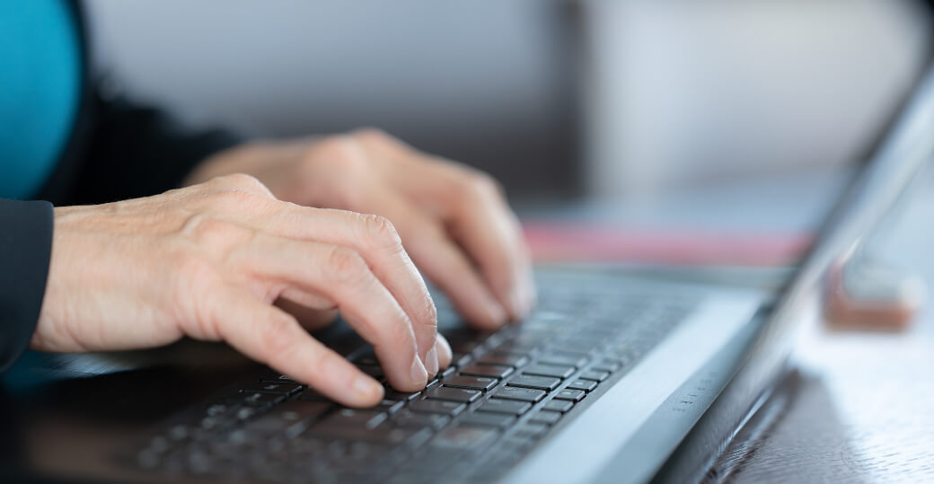 Hände am Laptop beim Arbeiten mit einer Website Checkliste